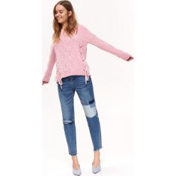 Sweter długi rękaw damski luźny. Różowe swetry damskie Top Secret, na lato, bez wzorów, z dzianiny, z długim rękawem, długie, bez kaptura. W wyprzedaży za 49,99 zł.