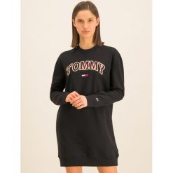 Sukienka dzianinowa Tommy Jeans Logo DW0DW07745. Czarne sukienki damskie Tommy Jeans, s, bez wzorów, z jeansu, bez kołnierzyka, bez rękawów. W wyprzedaży za 279,00 zł.