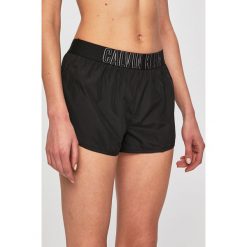 Calvin Klein Jeans - Szorty. Białe spodenki sportowe damskie Calvin Klein Jeans, s, bez wzorów, z poliesteru, sportowe. W wyprzedaży za 149,90 zł.