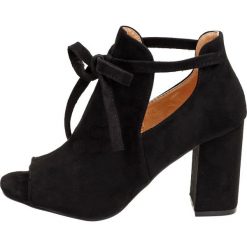 Czarne sandały damskie, buty VINCEZA 1751. Czarne sandały damskie Vinceza, bez wzorów, klasyczne, na wysokim obcasie, na obcasie, bez zapięcia. W wyprzedaży za 129,00 zł.