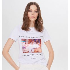 Koszulka Friends - Biały. Białe koszulki damskie Mohito, s, bez wzorów, bez kołnierzyka. W wyprzedaży za 39,99 zł.