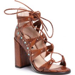 Sandały PATRIZIA PEPE - 2V9573/A7E5-B696 Canyon Brown/Python. Pomarańczowe klapki damskie Patrizia Pepe, z aplikacjami, ze skóry, bez obcasa, na obcasie. Za 1549,00 zł.