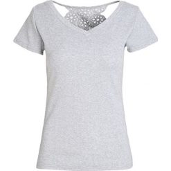 Szary T-shirt Featherlike. Szare bluzki damskie Born2be, s, bez wzorów, z dzianiny, bez kołnierzyka, bez rękawów. Za 29,99 zł.