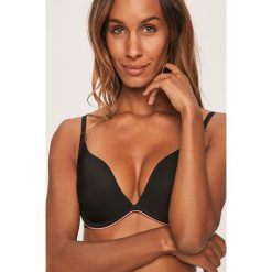Dkny - Biustonosz. Czarne biustonosze DKNY, bez wzorów, z elastanu. W wyprzedaży za 89,90 zł.