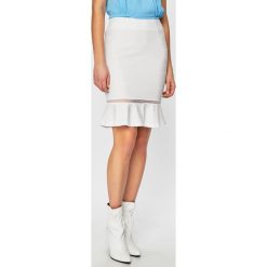 Guess Jeans - Spódnica Margherita. Białe spódniczki damskie dzianinowe marki Guess Jeans, s, z aplikacjami, midi. Za 319,90 zł.