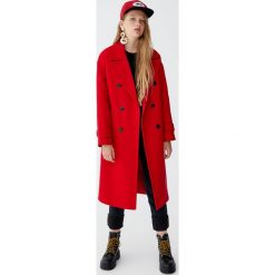 Bardzo długi płaszcz z dwurzędowym zapięciem na guziki. Czerwone płaszcze damskie Pull&Bear. Za 299,00 zł.