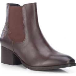 Buty damskie. Pomarańczowe botki damskie Wittchen, na jesień, ze skóry, retro, bez obcasa, bez zapięcia. W wyprzedaży za 189,90 zł.