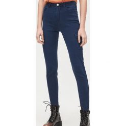 Spodnie high waist z kieszeniami cargo - Granatowy. Niebieskie spodnie damskie Cropp, z podwyższonym stanem. W wyprzedaży za 49,99 zł.