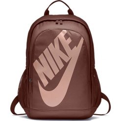 Plecak Nike Hayward Futura Solid (BA5217-236). Brązowe plecaki damskie marki Nike, bez wzorów, z poliesteru. Za 119,99 zł.