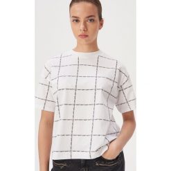 Koszulka oversize z nadrukiem - Biały. Białe koszulki damskie Sinsay, s, z nadrukiem, bez kołnierzyka, bez rękawów. Za 19,99 zł.