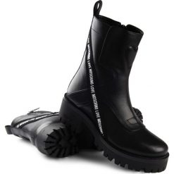 Botki Love Moschino. Czarne koturny damskie Love Moschino, na wysokim obcasie, na koturnie, bez zapięcia. Za 1239,00 zł.