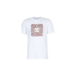 T-shirty z krótkim rękawem DC Shoes SHUFFLE FACE SS M TEES WBB1. Białe t-shirty męskie marki DC Shoes, xxl, bez wzorów, bez kołnierzyka, krótkie. Za 103,20 zł.