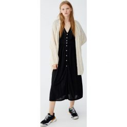 Sukienka midi z guzikami. Czarne sukienki damskie Pull&Bear, bez wzorów, bez kołnierzyka, bez rękawów, midi. Za 99,90 zł.