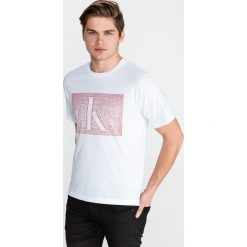 Calvin Klein Koszulka Biały. Białe podkoszulki męskie Calvin Klein, xl, z nadrukiem, z bawełny, bez kołnierzyka, z krótkim rękawem, krótkie. Za 223,95 zł.