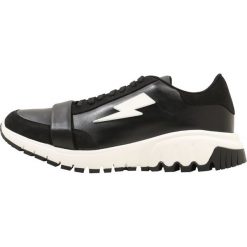 Trampki męskie: Neil Barrett RUNNER STRAP Tenisówki i Trampki black