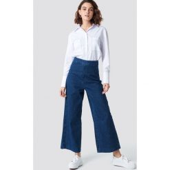 NA-KD Szerokie spodnie z denimu - Blue. Niebieskie spodnie damskie NA-KD, z bawełny, z podwyższonym stanem. Za 80,95 zł.