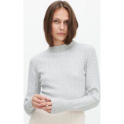 Sweter z ozdobnym splotem - Jasny szary. Szare swetry damskie Reserved, s, bez wzorów, ze splotem, bez rękawów, bez kaptura. Za 79,99 zł.