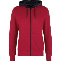 S.Oliver Męska bluza SWEATSHIRT-JACKET Uniform Red 13.910.43.2707.3660 (rozmiar L). Czerwone bluzy męskie S.Oliver, s, bez wzorów, z bawełny, z kapturem, bez rękawów, z kapturem. W wyprzedaży za 179,00 zł.