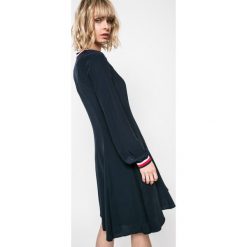 Tommy Hilfiger - Sukienka Josie. Niebieskie sukienki damskie TOMMY HILFIGER, na co dzień, l, bez wzorów, z poliesteru, casualowe, bez kołnierzyka, z długim rękawem, długie, mini, proste. W wyprzedaży za 399,90 zł.