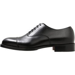 J.LINDEBERG HOPPER TOE PORT Eleganckie buty black. Czarne buty wizytowe męskie marki J.LINDEBERG, ze skóry, na sznurówki. Za 929,00 zł.