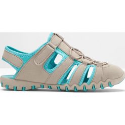 Sandały trekkingowe bonprix piaskowo-turkusowy. Brązowe buty trekkingowe damskie bonprix, w paski, sportowe, bez obcasa, z paskami. Za 79,99 zł.