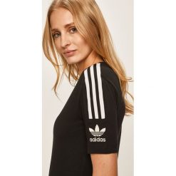 Adidas Originals - T-shirt. Czarne topy damskie adidas Originals, bez wzorów, z elastanu, z okrągłym kołnierzem. W wyprzedaży za 69,90 zł.