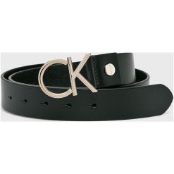 Calvin Klein Jeans - Pasek skórzany. Czarne paski damskie Calvin Klein, w paski, z jeansu. W wyprzedaży za 199,90 zł.