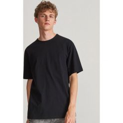 Gładki T-shirt basic - Czarny. Czarne t-shirty męskie Reserved, xxl, bez wzorów, bez kołnierzyka. W wyprzedaży za 19,99 zł.