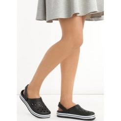 Czarne Klapki Schnappi. Czarne crocsy damskie Born2be, w paski, z kauczuku, na płaskiej podeszwie. Za 14,99 zł.