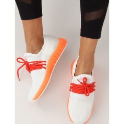 Buty sportowe biało-pomarańczowe B-6851 ORANGE. Pomarańczowe buty sportowe damskie z tkaniny, sportowe, na fitness i siłownię. Za 49,35 zł.