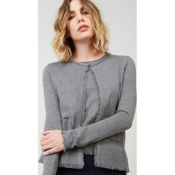 Kardigan w kolorze szarym. Szare kardigany damskie Rodier, z kaszmiru. W wyprzedaży za 152,95 zł.