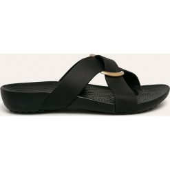 Crocs - Klapki. Pomarańczowe klapki damskie Crocs, bez wzorów, z materiału, bez obcasa, na obcasie. W wyprzedaży za 129,90 zł.