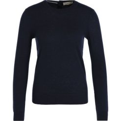 Sweter Tory Burch Iberia Cashmere 32812. Niebieskie swetry damskie Tory Burch, s, bez wzorów, z kaszmiru, klasyczne, bez rękawów, bez kaptura. W wyprzedaży za 959,00 zł.