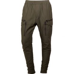 Bojówki męskie: White Mountaineering GARMENT DYED SATINBACK EASY Bojówki khaki
