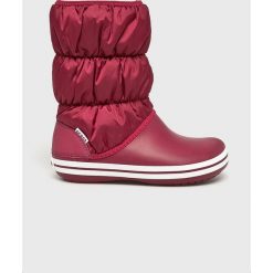 Crocs - Śniegowce. Fioletowe klapki damskie marki Crocs, z materiału, bez zapięcia. W wyprzedaży za 239,90 zł.