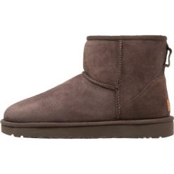 UGG CLASSIC MINI II Botki chocolate. Brązowe buty zimowe damskie Ugg, z materiału. Za 699,00 zł.