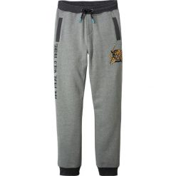 Spodnie dresowe bonprix jasnoszary melanż. Szare dresy chłopięce bonprix, bez wzorów, z dresówki, sportowe. Za 49,99 zł.