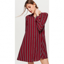 Koszulowa sukienka oversize - Bordowy. Czarne sukienki marki Cropp, l, z koszulowym kołnierzykiem, koszulowe. Za 69,99 zł.