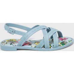 Melissa - Sandały. Niebieskie klapki damskie Melissa, bez wzorów, z gumy, bez obcasa, na obcasie. W wyprzedaży za 269,90 zł.