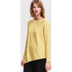 Sweter z asymetrycznym dołem - Zielony. Zielone swetry damskie Reserved, m, bez wzorów, bez rękawów, bez kaptura. W wyprzedaży za 34,99 zł.
