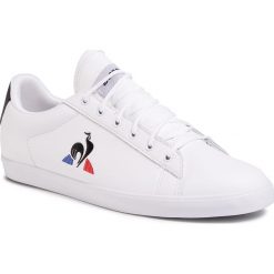 Sneakersy LE COQ SPORTIF - Agate 2010234 Optical White. Białe półbuty damskie le coq sportif, bez wzorów, ze skóry, bez obcasa, na płaskiej podeszwie, bez zapięcia. Za 299,00 zł.