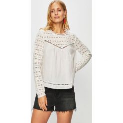 Pepe Jeans - Bluzka. Białe bluzki damskie Pepe Jeans, na co dzień, s, z aplikacjami, z bawełny, casualowe, z okrągłym kołnierzem, z długim rękawem. W wyprzedaży za 219,90 zł.