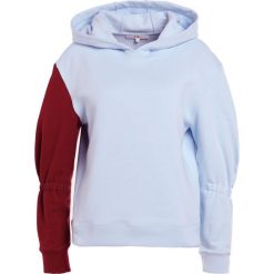 Bluzy damskie: Tibi SCULPET HOODIE Bluza z kapturem baby blue multi