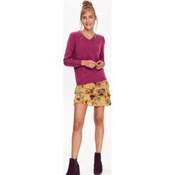 SWETER DŁUGI RĘKAW DAMSKI. Fioletowe swetry klasyczne damskie marki Top Secret, na zimę, z dzianiny, z dekoltem w serek. Za 79,99 zł.