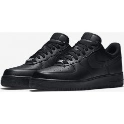 Nike - Buty Air Force 1 '07. Czarne sneakersy męskie Nike, ze skóry, na sznurówki. Za 449,90 zł.