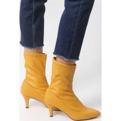Musztardowe Botki Topper Top. Żółte botki damskie Born2be, bez obcasa, na obcasie, bez zapięcia. Za 109,99 zł.