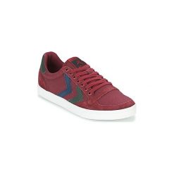 Buty Hummel SLIMMER STADIL DUO CANVAS LOW. Czerwone trampki i tenisówki damskie Hummel, bez wzorów, bez zapięcia. Za 202,30 zł.