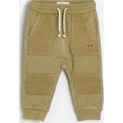 Bawełniane spodnie dresowe - Khaki. Brązowe spodnie męskie Reserved, bez wzorów, z bawełny. Za 45,99 zł.