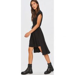 Answear Lab - Sukienka. Czarne sukienki damskie Answear Lab, na co dzień, s, bez wzorów, z bawełny, casualowe, z okrągłym kołnierzem, z krótkim rękawem, krótkie, mini, rozkloszowane. Za 119,90 zł.