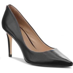 Szpilki GUESS - Bennie7 FLBE74 LEA08 BLACK. Czarne półbuty damskie Guess, z aplikacjami, ze skóry, klasyczne, ze szpiczastym noskiem, bez obcasa, na obcasie, bez zapięcia. Za 579,00 zł.